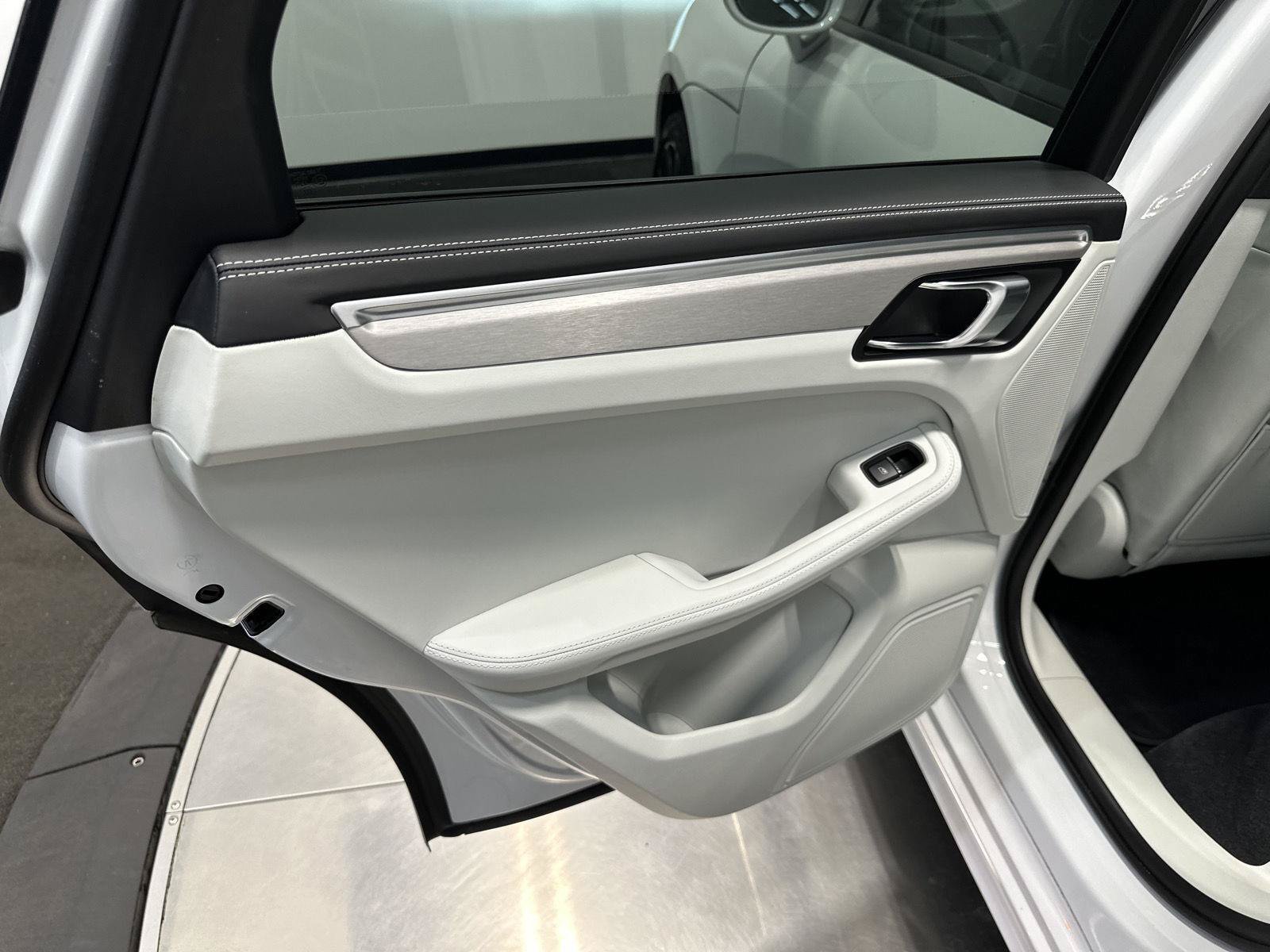Certified 2023 Porsche Macan AWD/4WD image 33