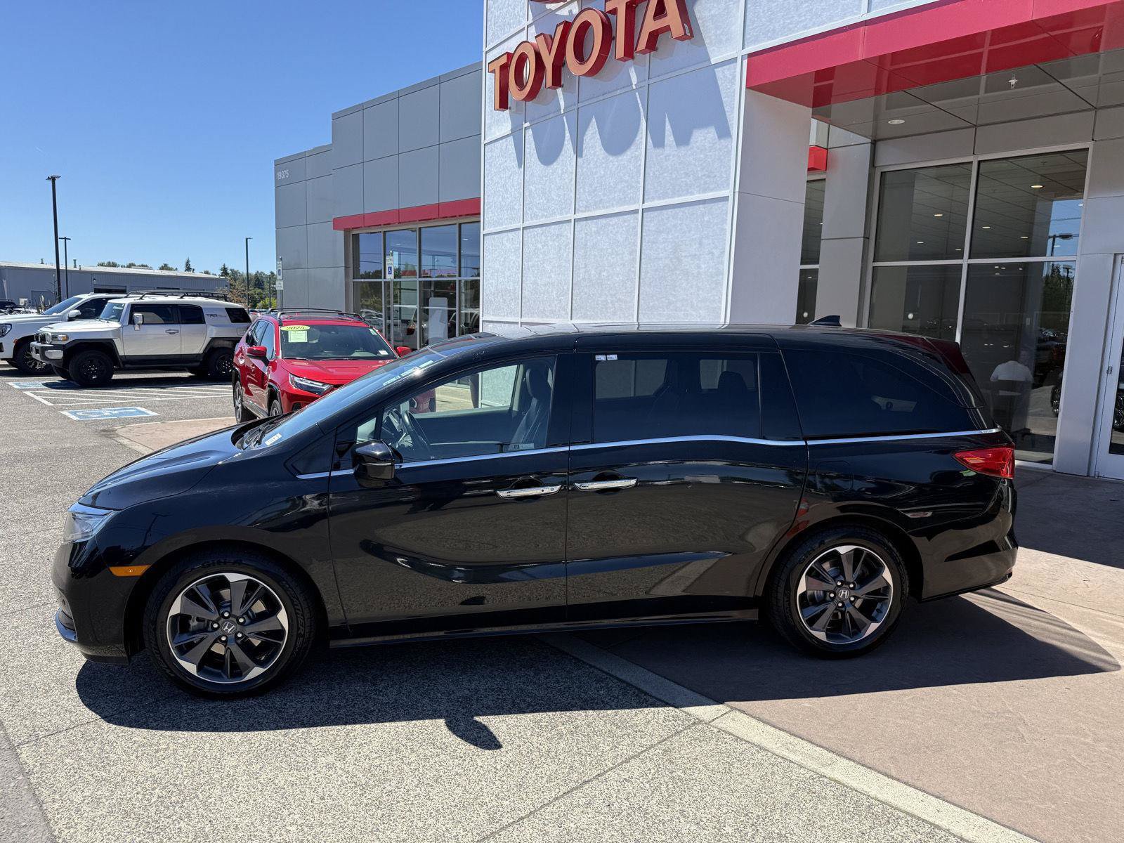 Used 2022 Honda Odyssey Elite image 3