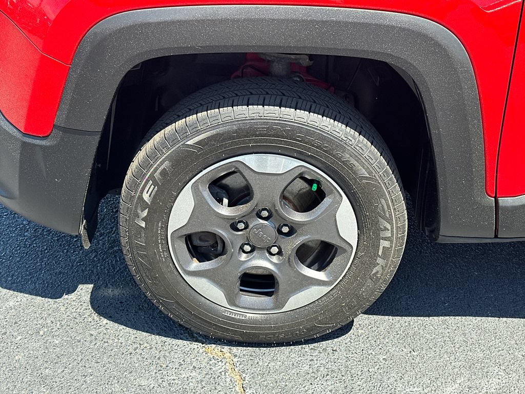 Used 2018 Jeep Renegade Latitude AWD/4WD image 11