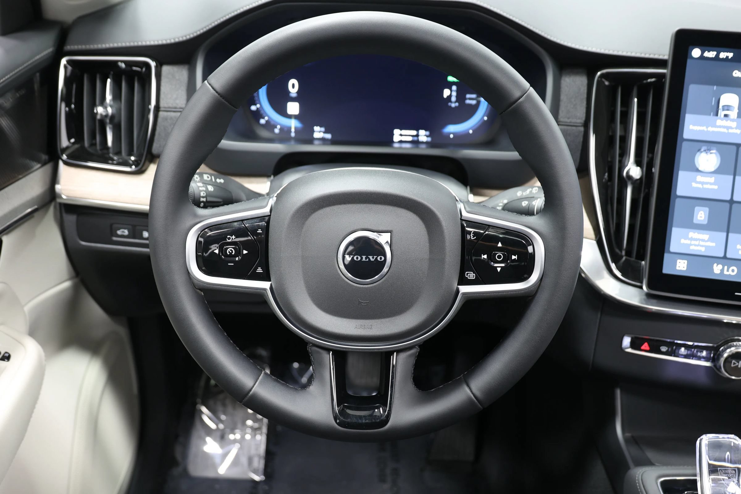 Used 2025 Volvo XC90 T8 Plus w/ Protection Package Premier AWD/4WD image 22
