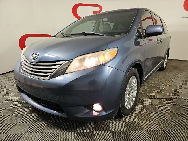 Used 2015 Toyota Sienna XLE image 3