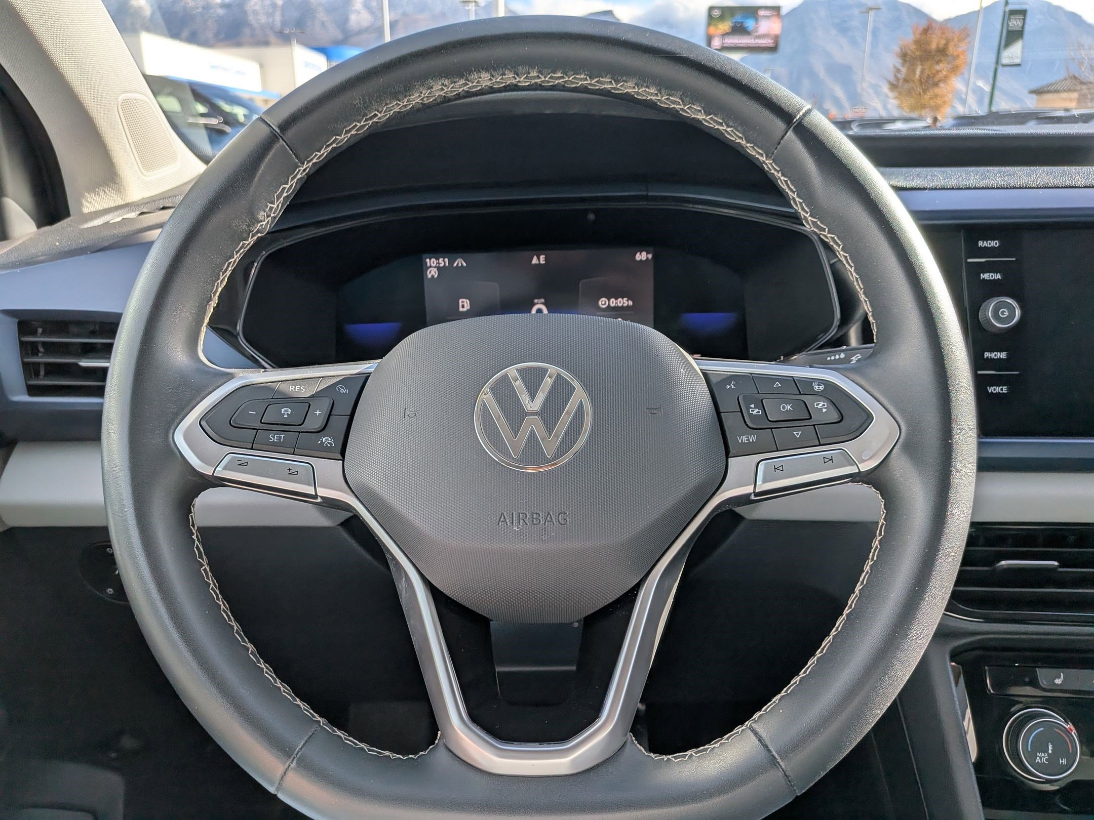 Certified 2023 Volkswagen Taos SE w/ Panoramic Sunroof Package image 18