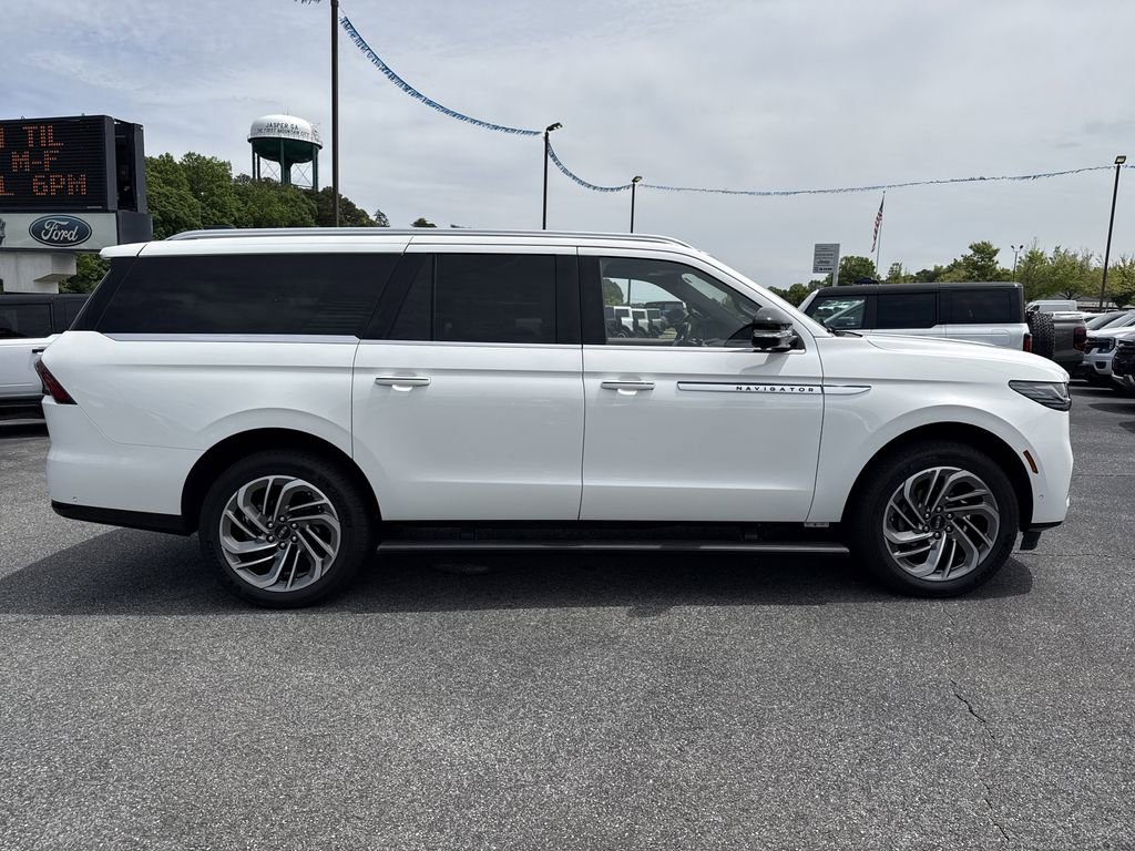Used 2025 Lincoln Navigator L Reserve AWD/4WD image 8