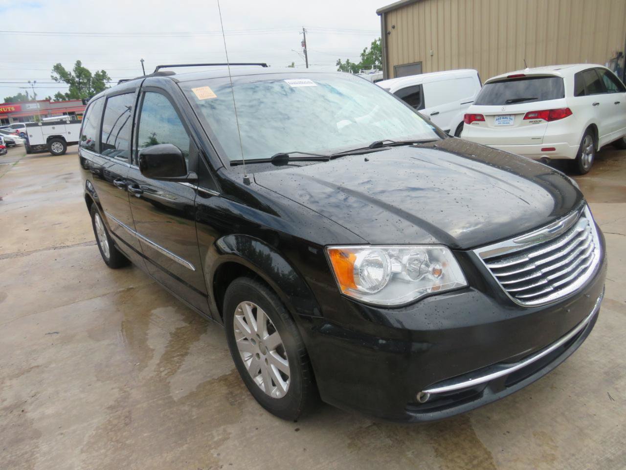 Used 2015 Chrysler Town & Country Touring FWD image 3