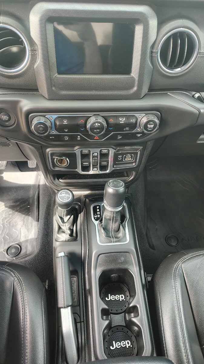 Used 2018 Jeep Wrangler Unlimited Sahara AWD/4WD image 26