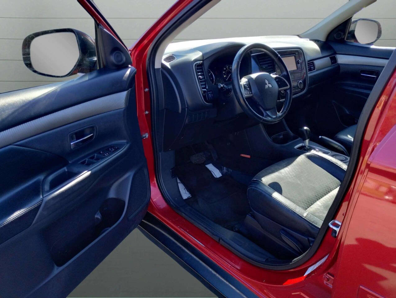 Used 2015 Mitsubishi Outlander SE image 14