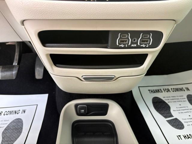Used 2023 Chrysler Pacifica Touring-L FWD image 19