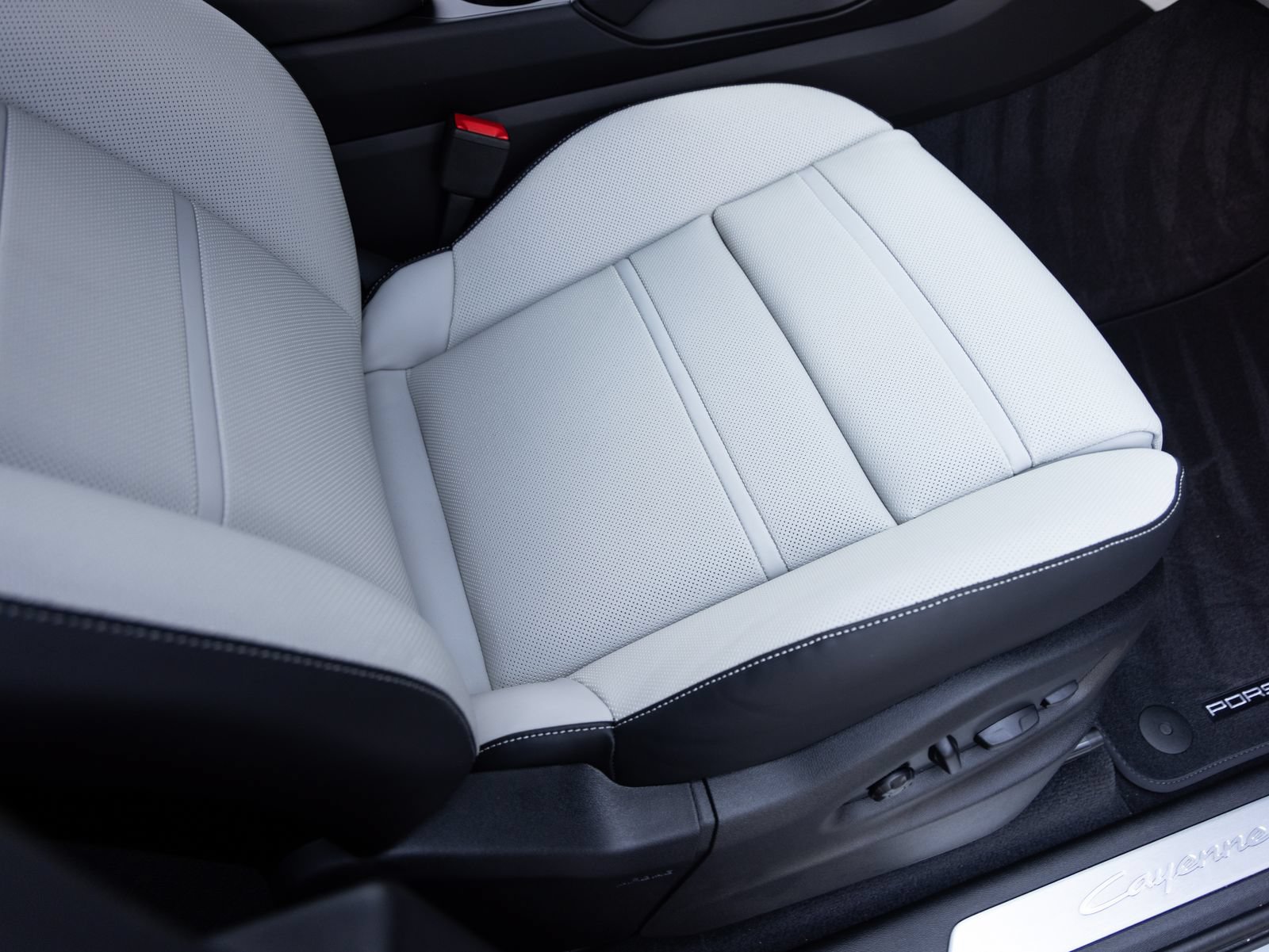 New 2026 Porsche Cayenne Coupe AWD/4WD image 35