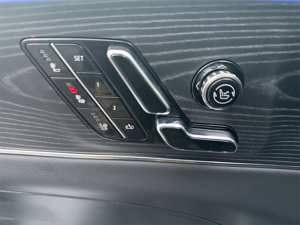 Used 2024 Cadillac Lyriq Luxury image 14