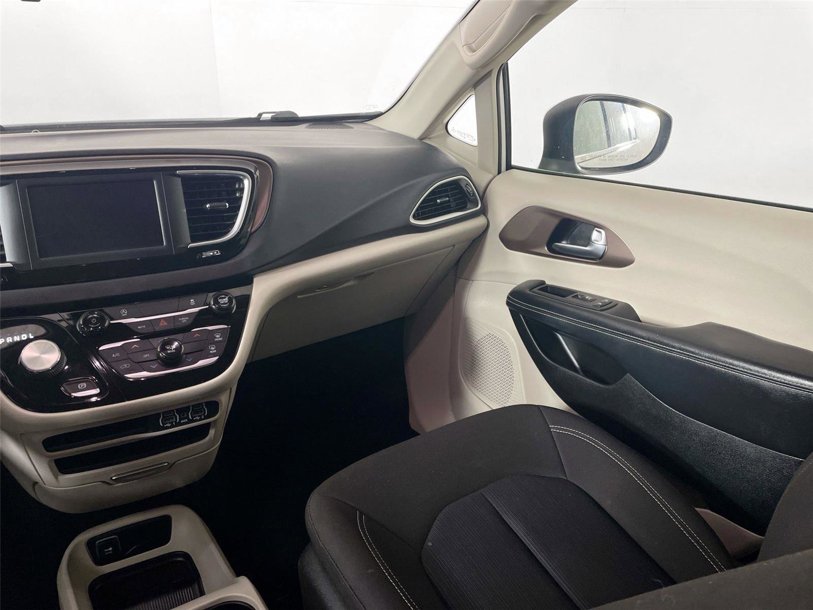 Used 2022 Chrysler Voyager LX image 23