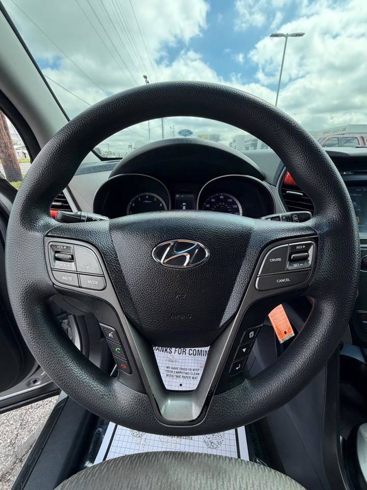 Used 2017 Hyundai Santa Fe SE AWD/4WD image 32