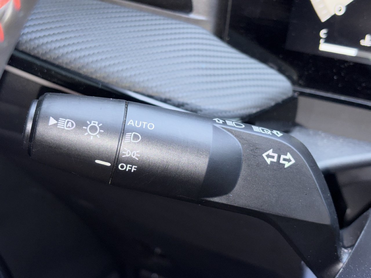 Used 2025 Nissan Kicks SR FWD image 9