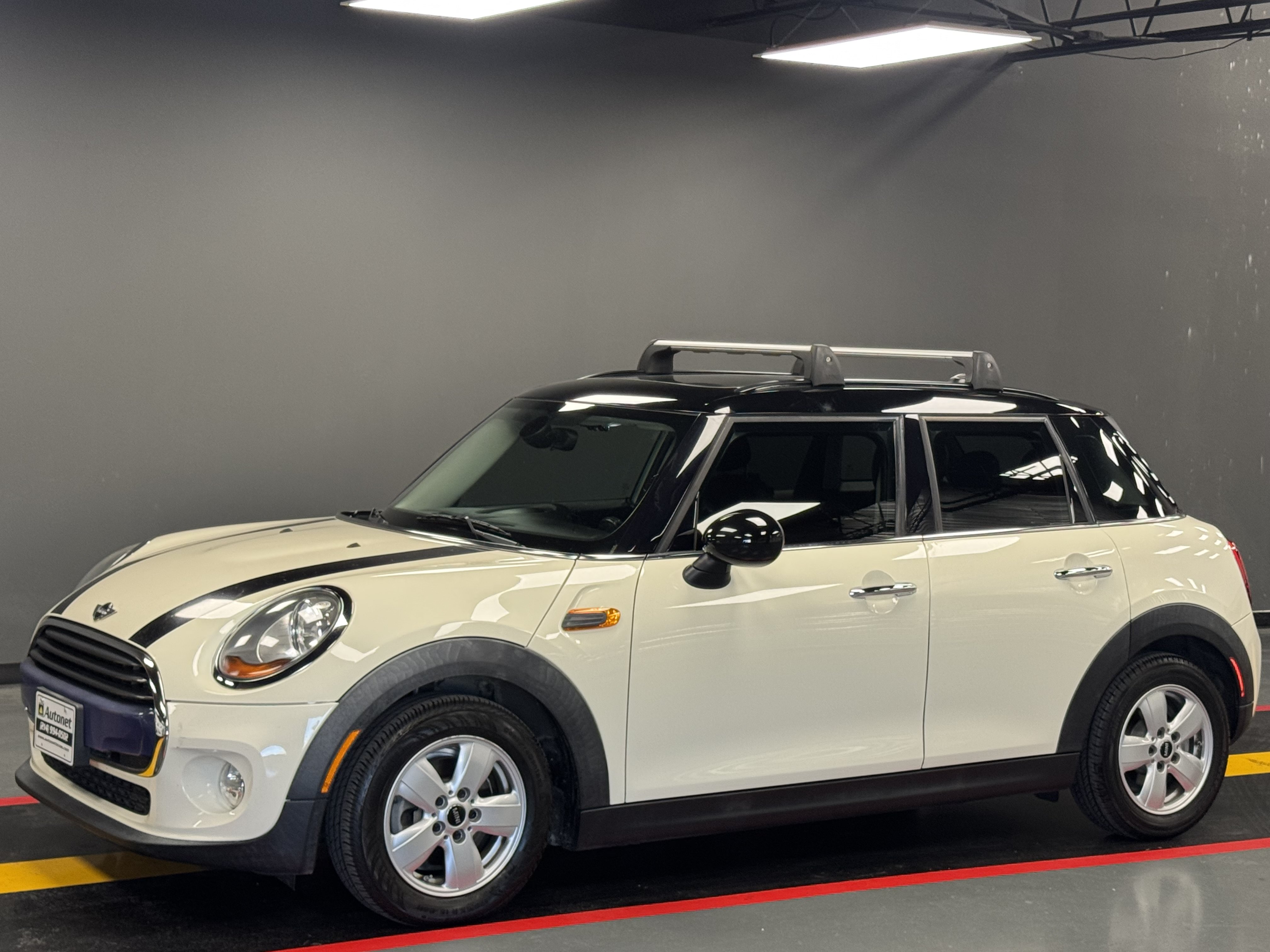Used 2018 MINI Cooper 4-Door Hardtop FWD image 1