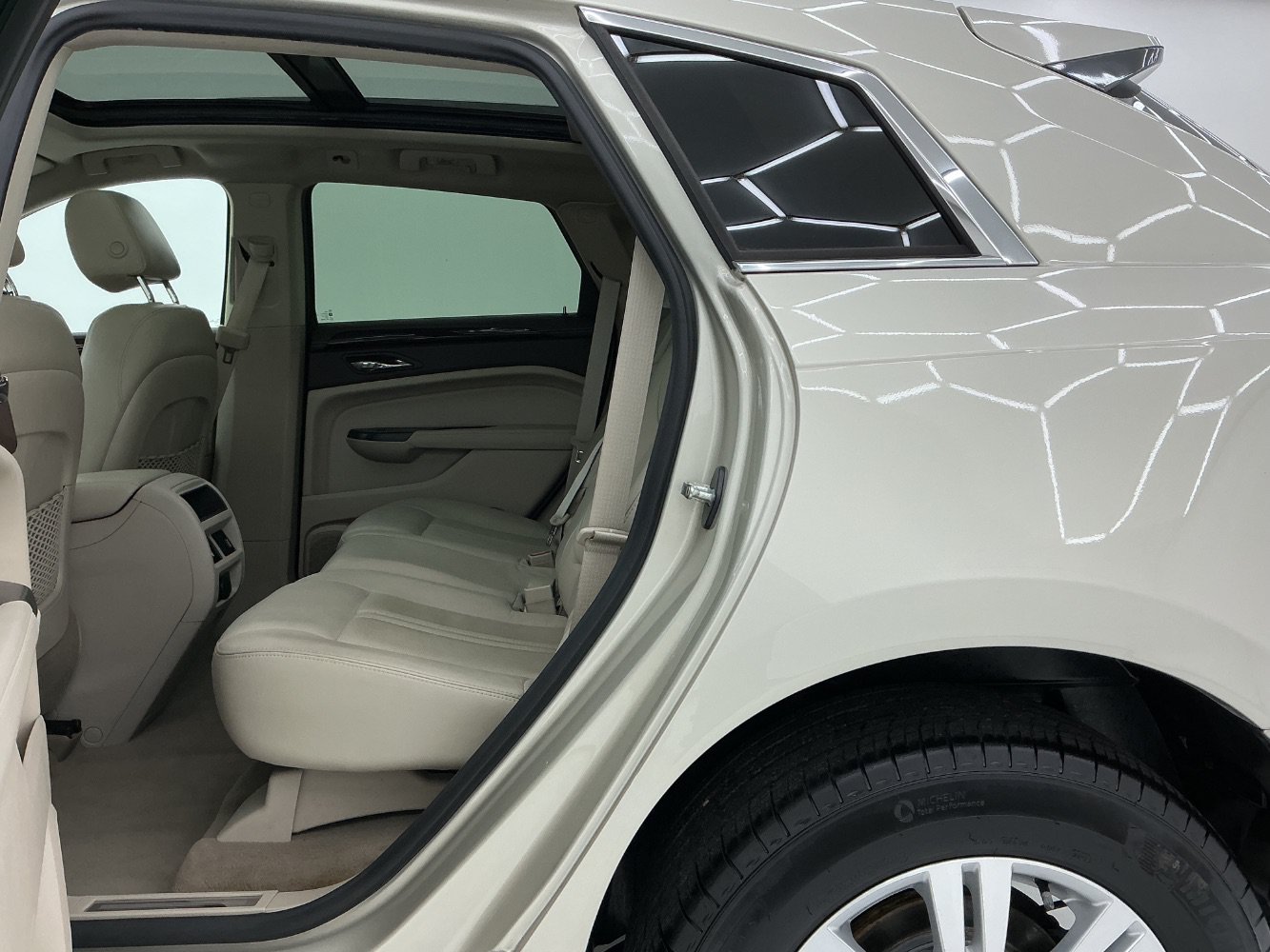 Used 2014 Cadillac SRX Luxury w/ Driver Awareness Package FWD image 20