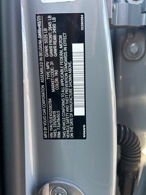 Certified 2025 Volvo XC40 B5 Plus AWD/4WD image 28