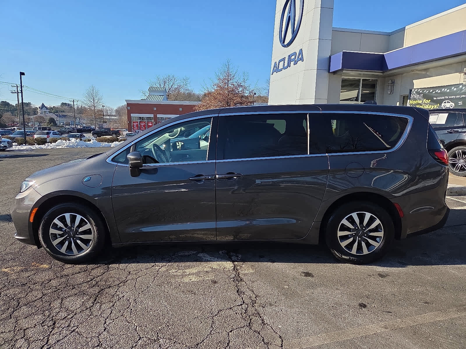 Used 2022 Chrysler Pacifica Touring-L image 8