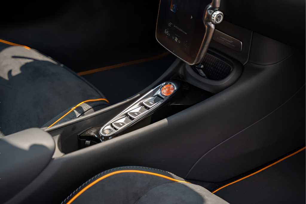Used 2025 McLaren Artura Spider RWD image 44
