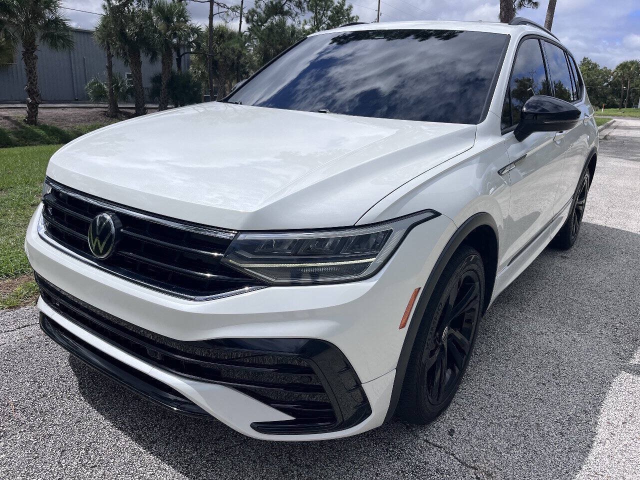 Used 2023 Volkswagen Tiguan SE R-Line FWD image 1