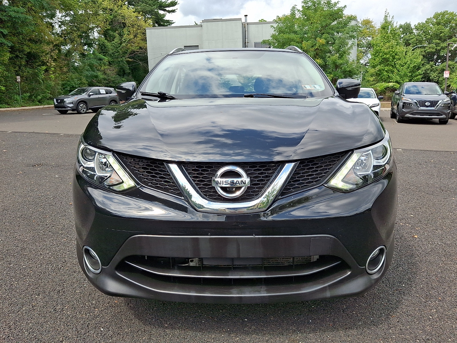 Certified 2017 Nissan Rogue Sport SV w/ SV Premium Package FWD image 2
