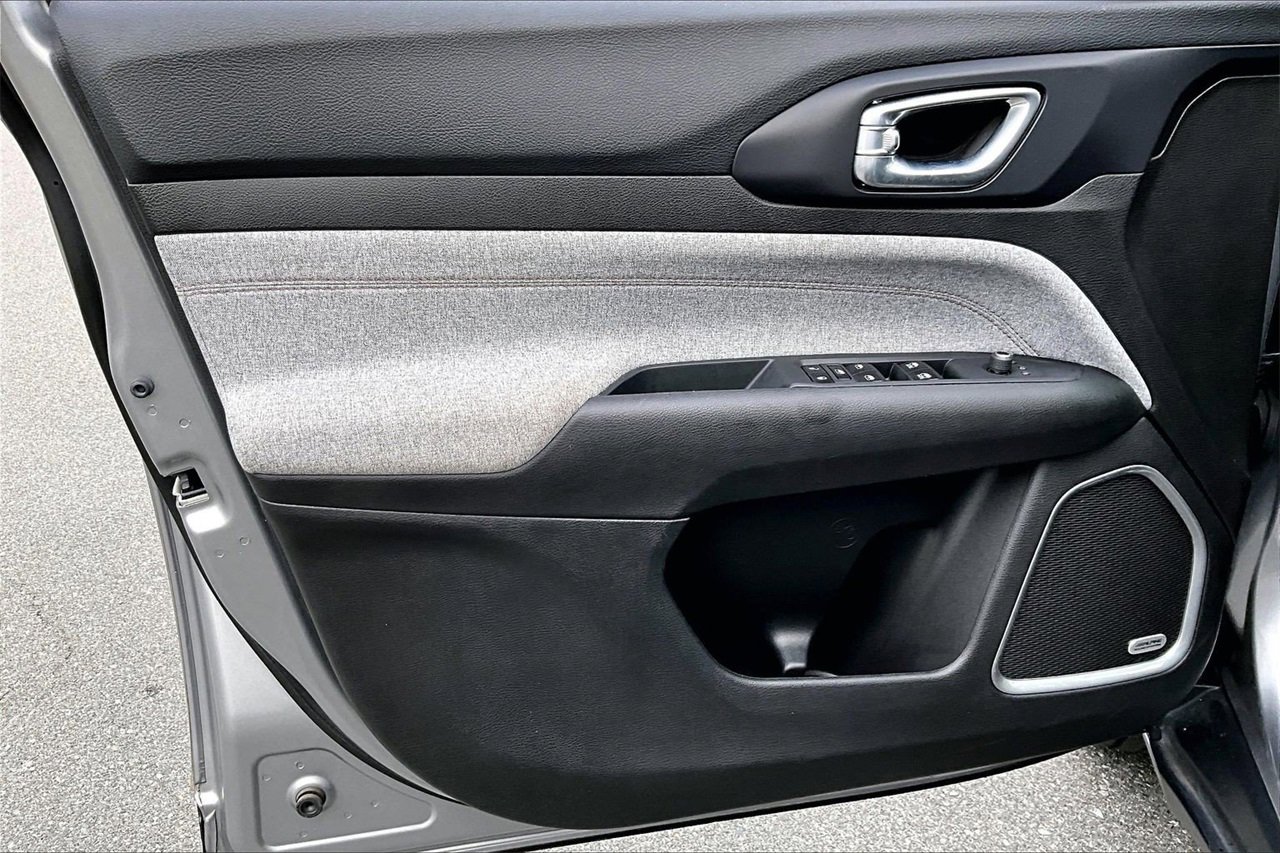 Certified 2024 Jeep Compass Latitude w/ Sun and Sound Group image 26