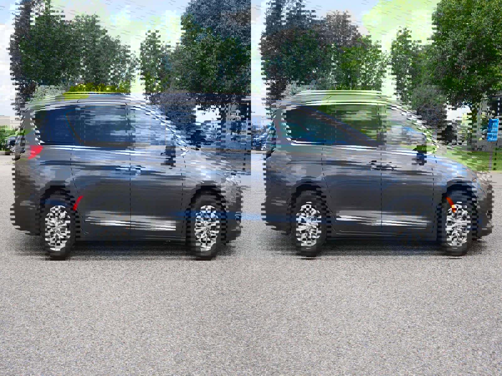 Used 2019 Chrysler Pacifica Touring-L w/ Advanced Safetytec Group image 8