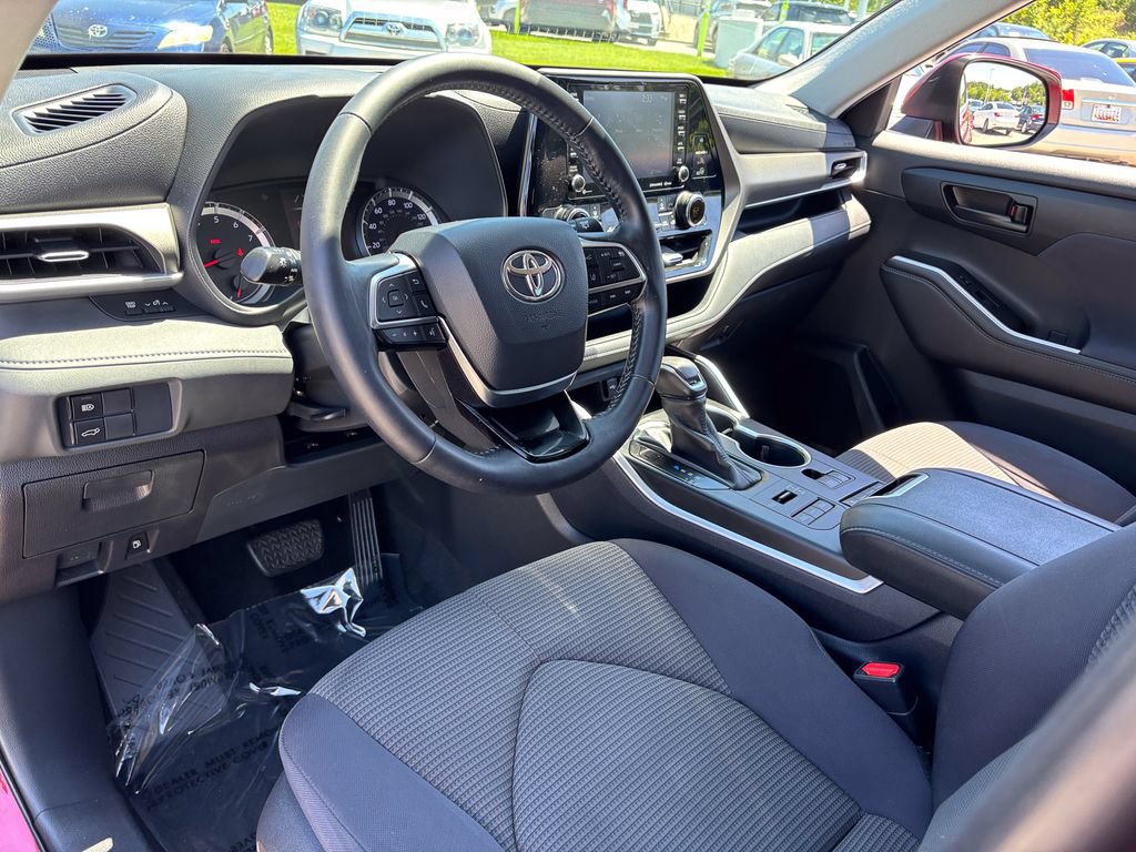 Used 2020 Toyota Highlander LE AWD/4WD image 18