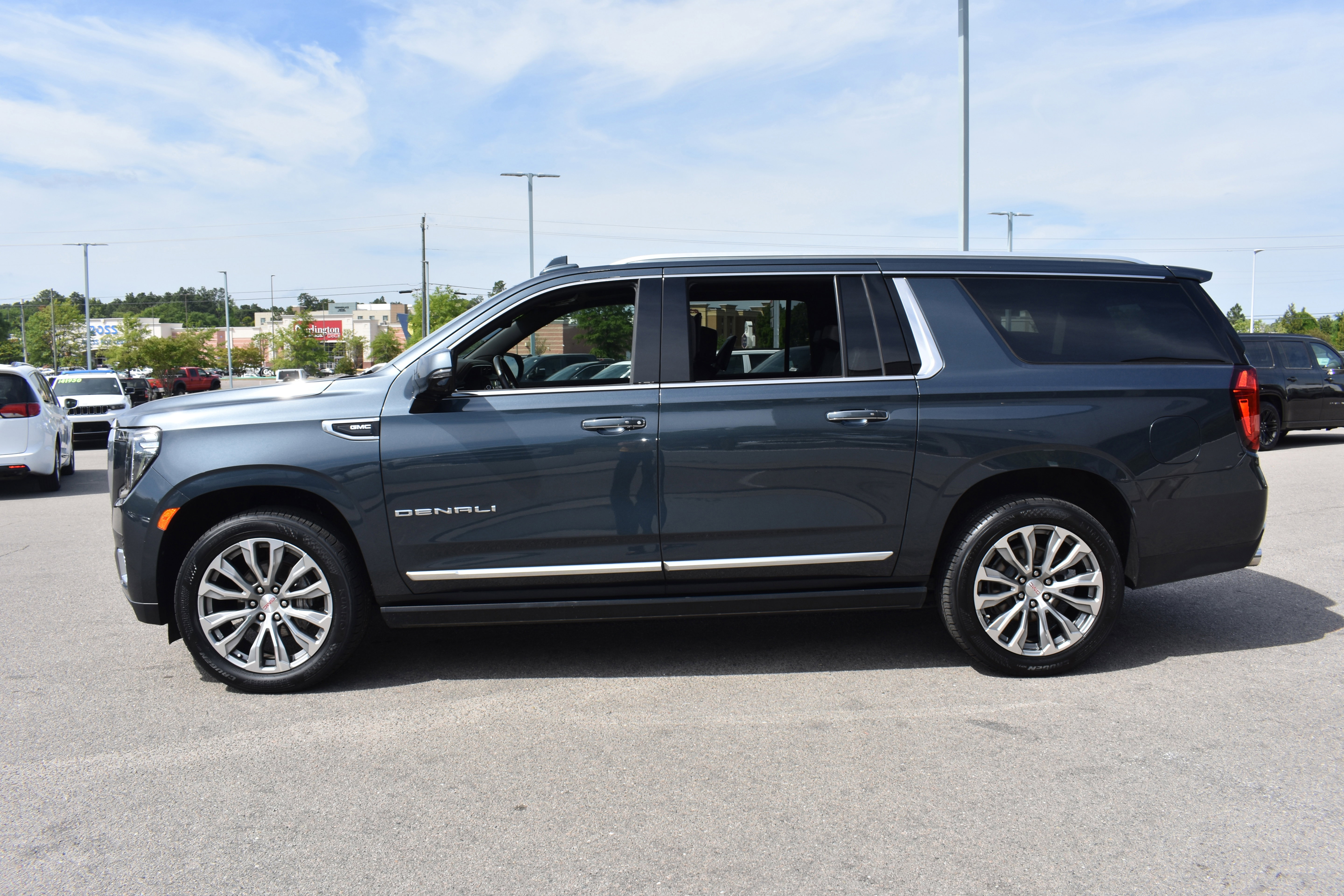 Used 2021 GMC Yukon XL Denali w/ Denali Ultimate Package AWD/4WD image 6