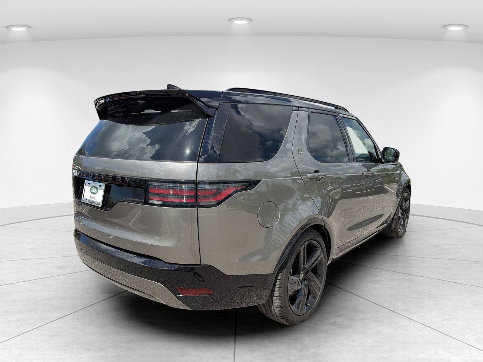 Used 2025 Land Rover Discovery Dynamic SE AWD/4WD image 4