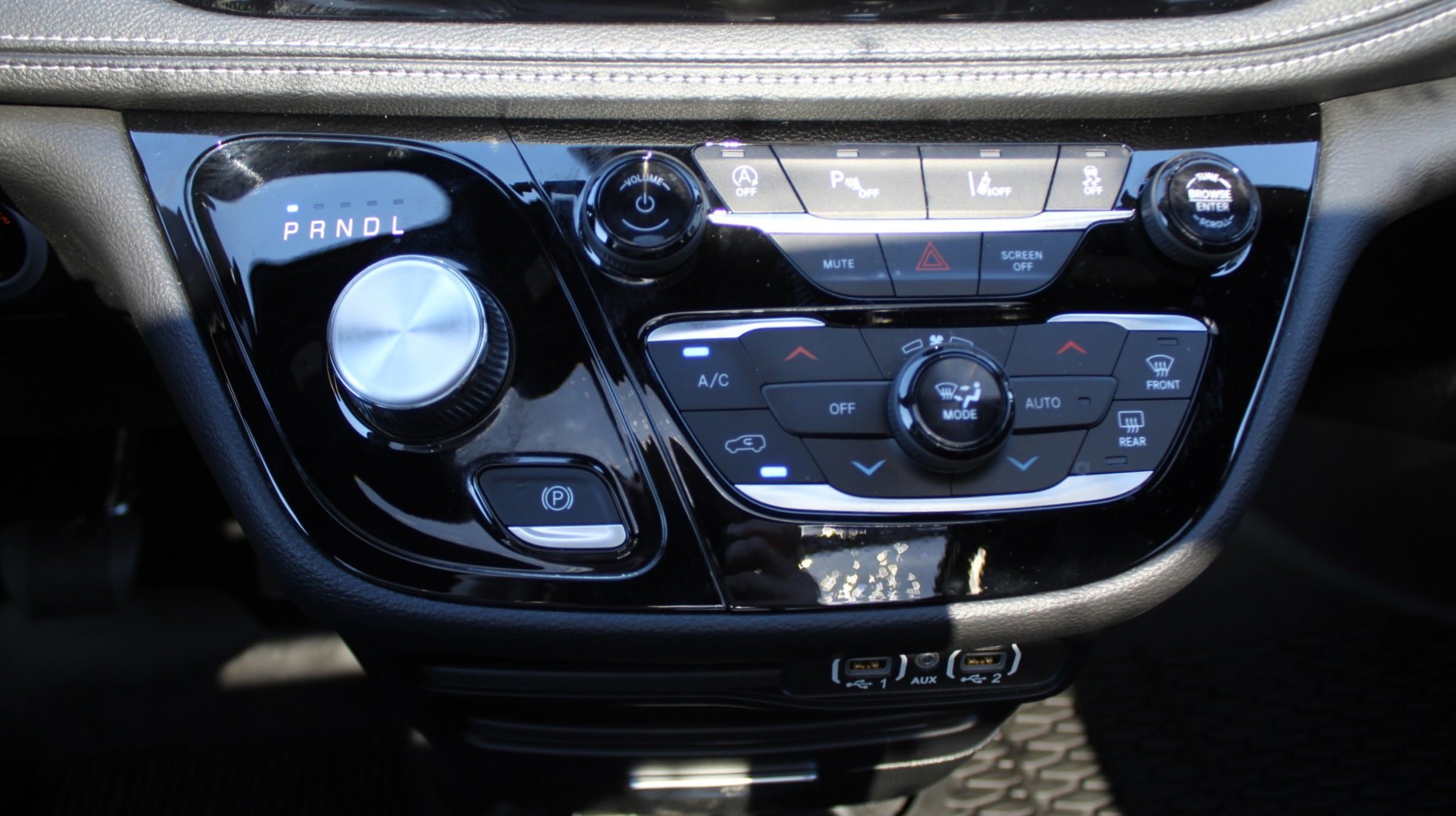 Used 2025 Chrysler Pacifica Select w/ Fav Edition Package FWD image 32
