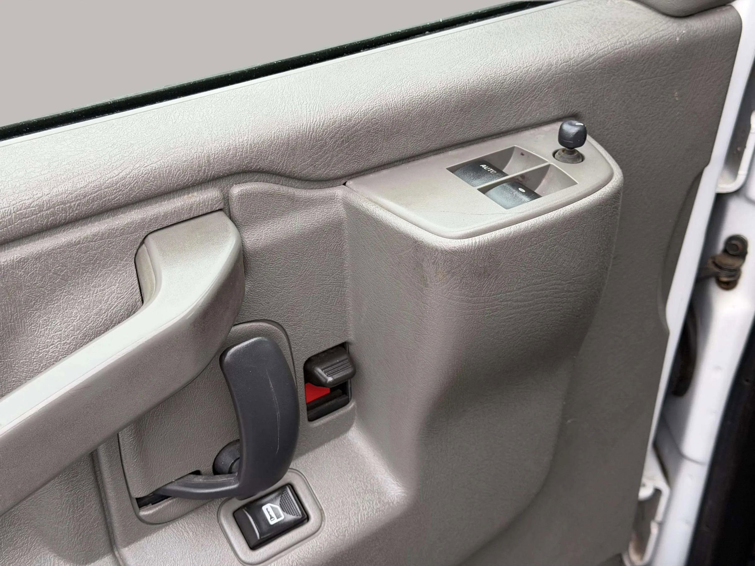 Used 2018 Chevrolet Express 3500 w/ Driver Convenience Package image 11