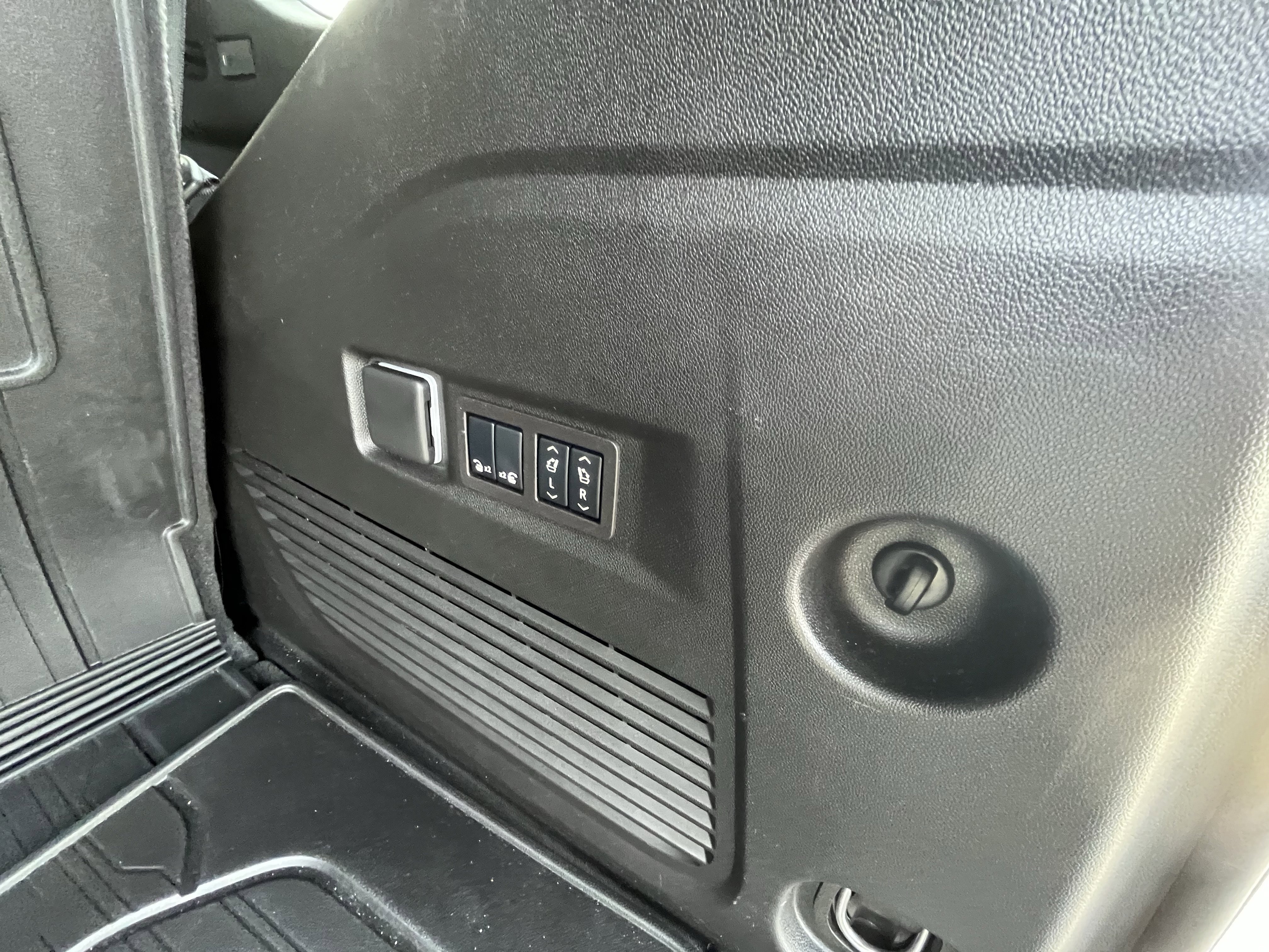 Used 2024 GMC Yukon AT4 w/ AT4 Premium Plus Package image 32