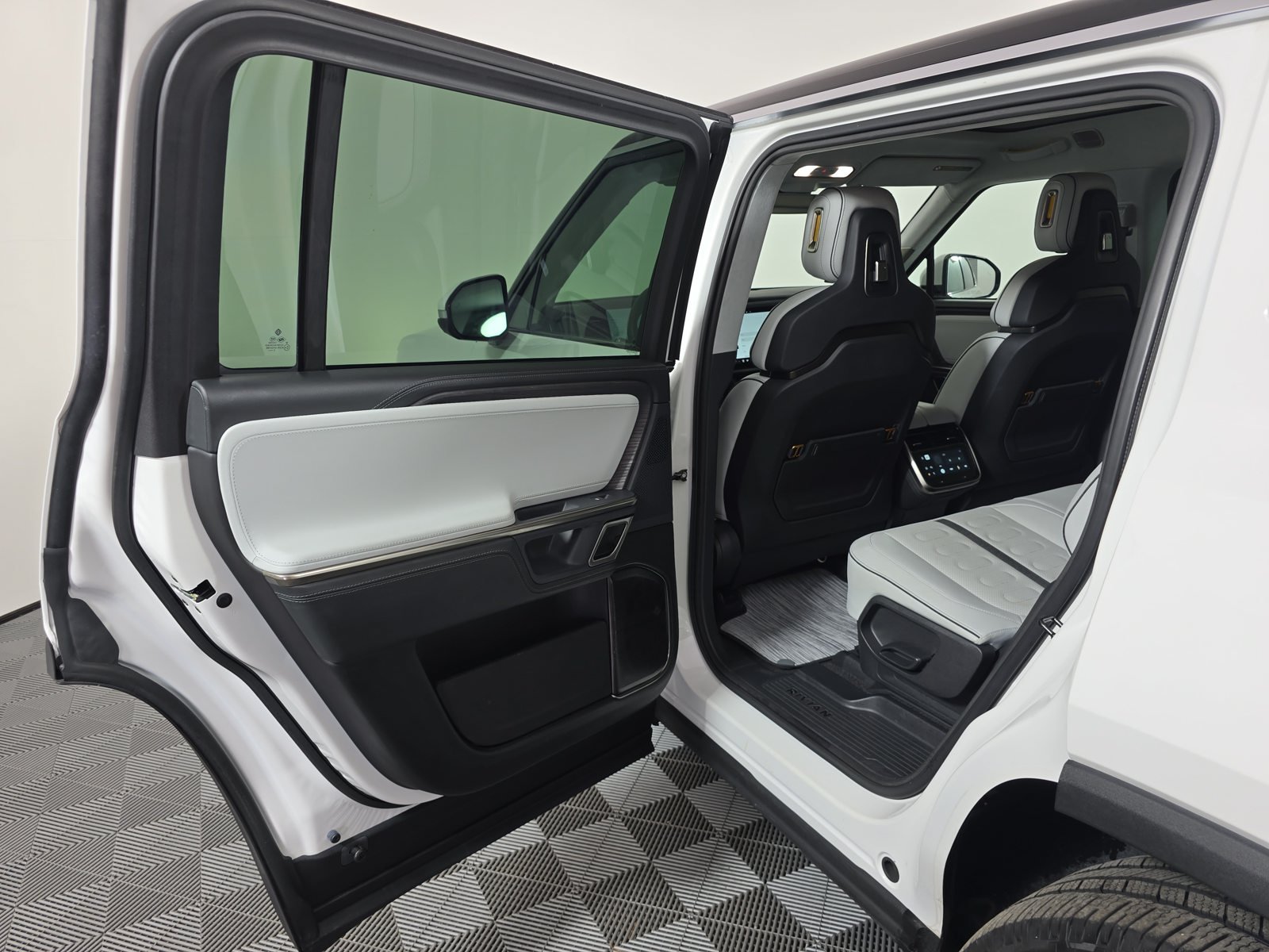 Used 2024 Rivian R1S Adventure Quad AWD/4WD image 17