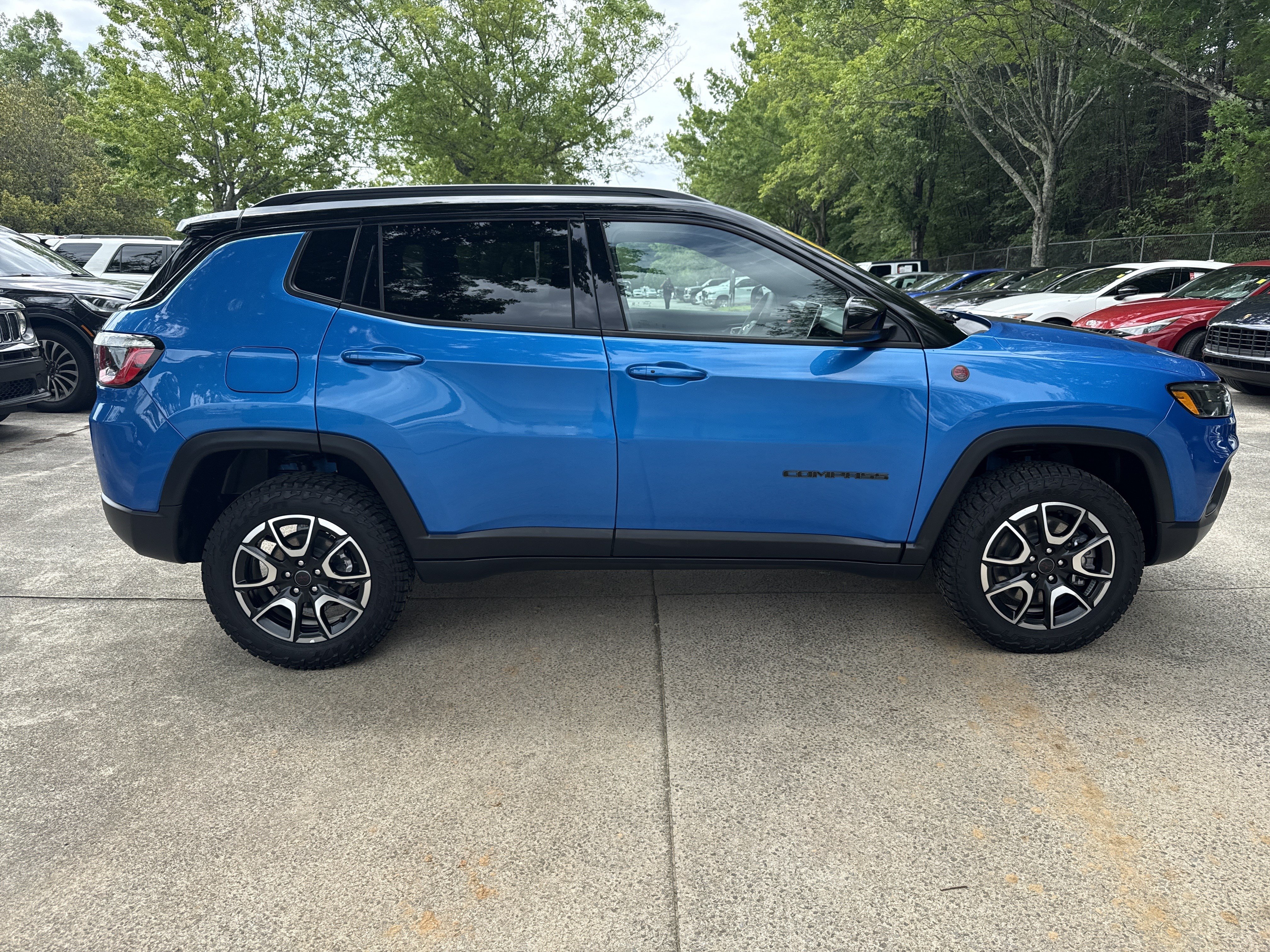 Used 2025 Jeep Compass Trailhawk AWD/4WD image 8