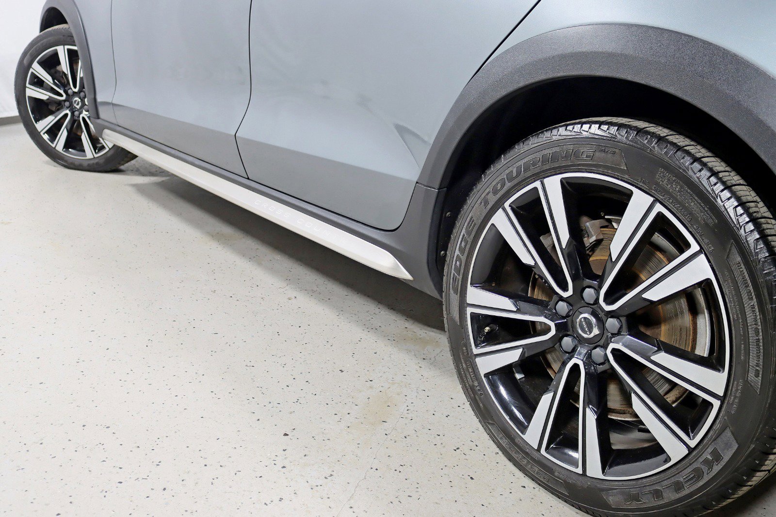 Used 2020 Volvo V60 T5 Cross Country image 12