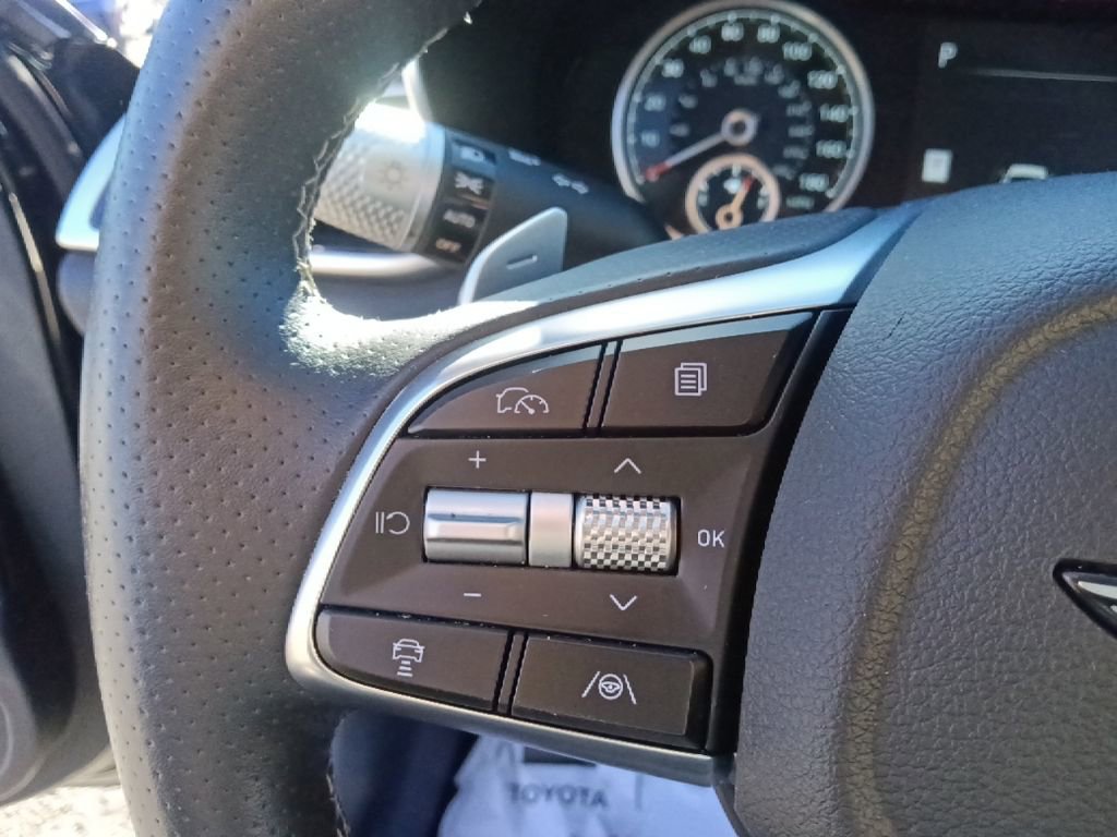 Used 2025 Genesis G70 2.5T image 18