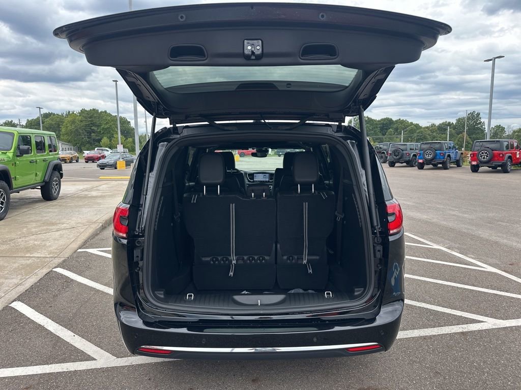 New 2026 Chrysler Pacifica Select image 8