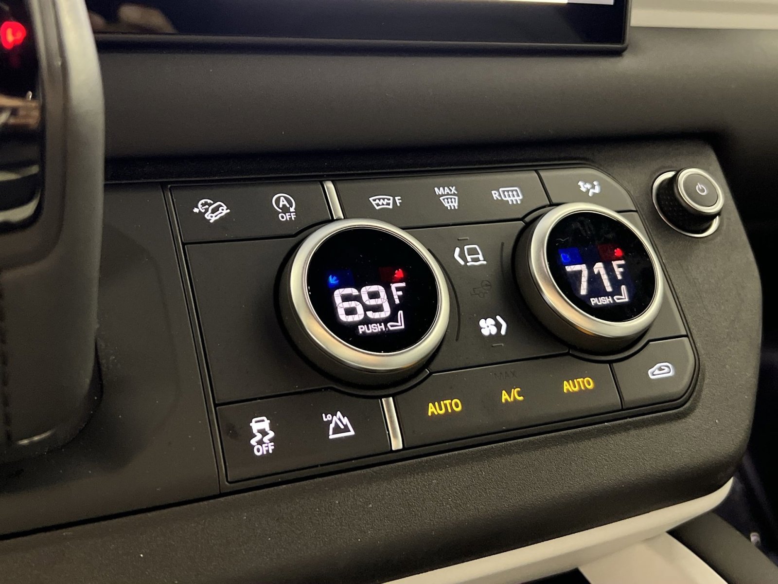 Used 2025 Land Rover Defender 110 S image 21