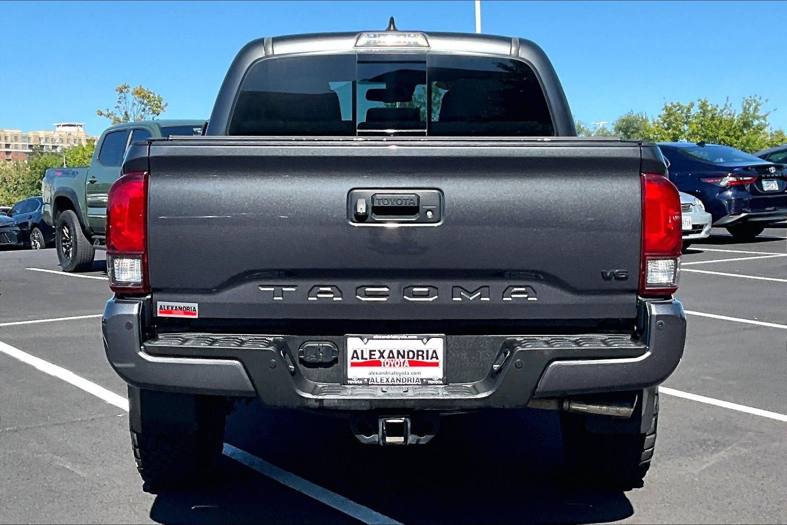 Used 2018 Toyota Tacoma TRD Off-Road w/ Technology Package AWD/4WD image 4