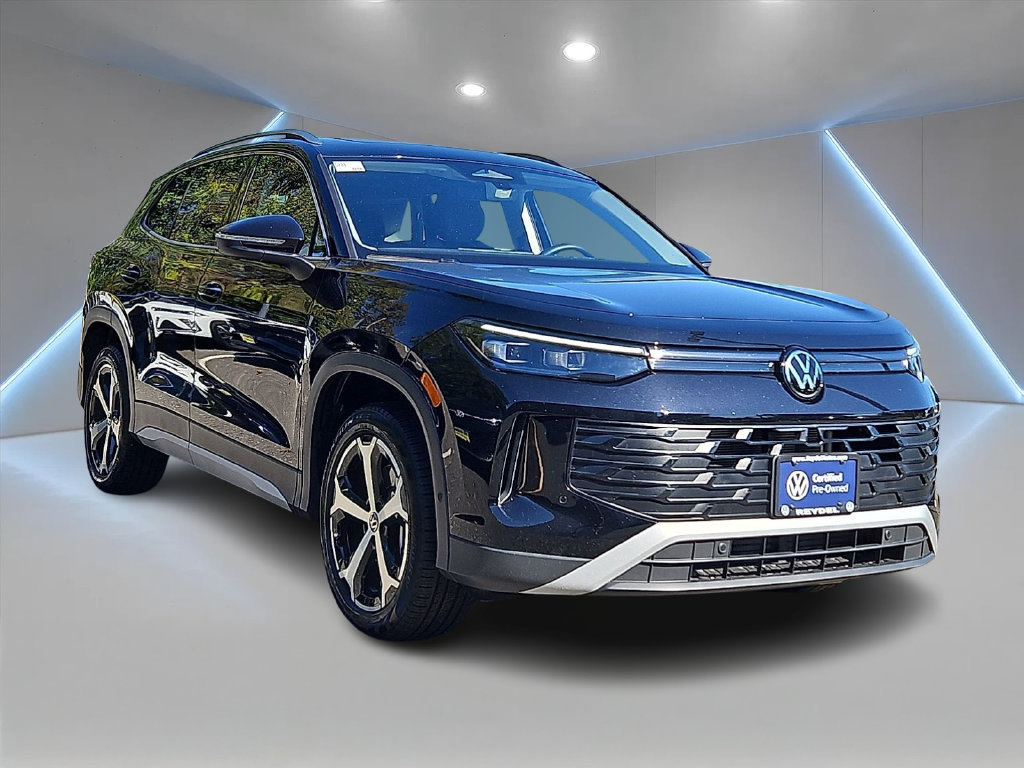 Certified 2025 Volkswagen Tiguan SE w/ Panoramic Sunroof Package AWD/4WD image 3