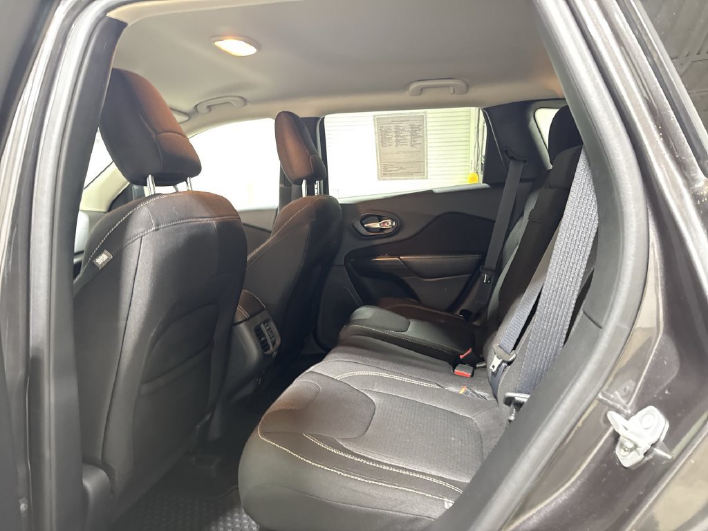 Used 2016 Jeep Cherokee Latitude w/ Cold Weather Group AWD/4WD image 22