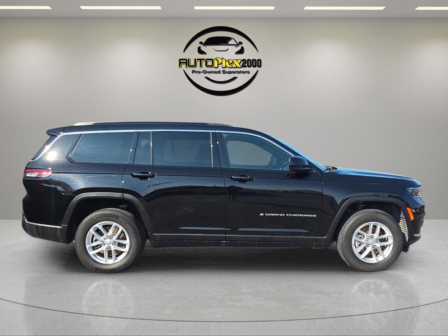 Used 2024 Jeep Grand Cherokee L Laredo w/ Luxury Tech Group I image 8