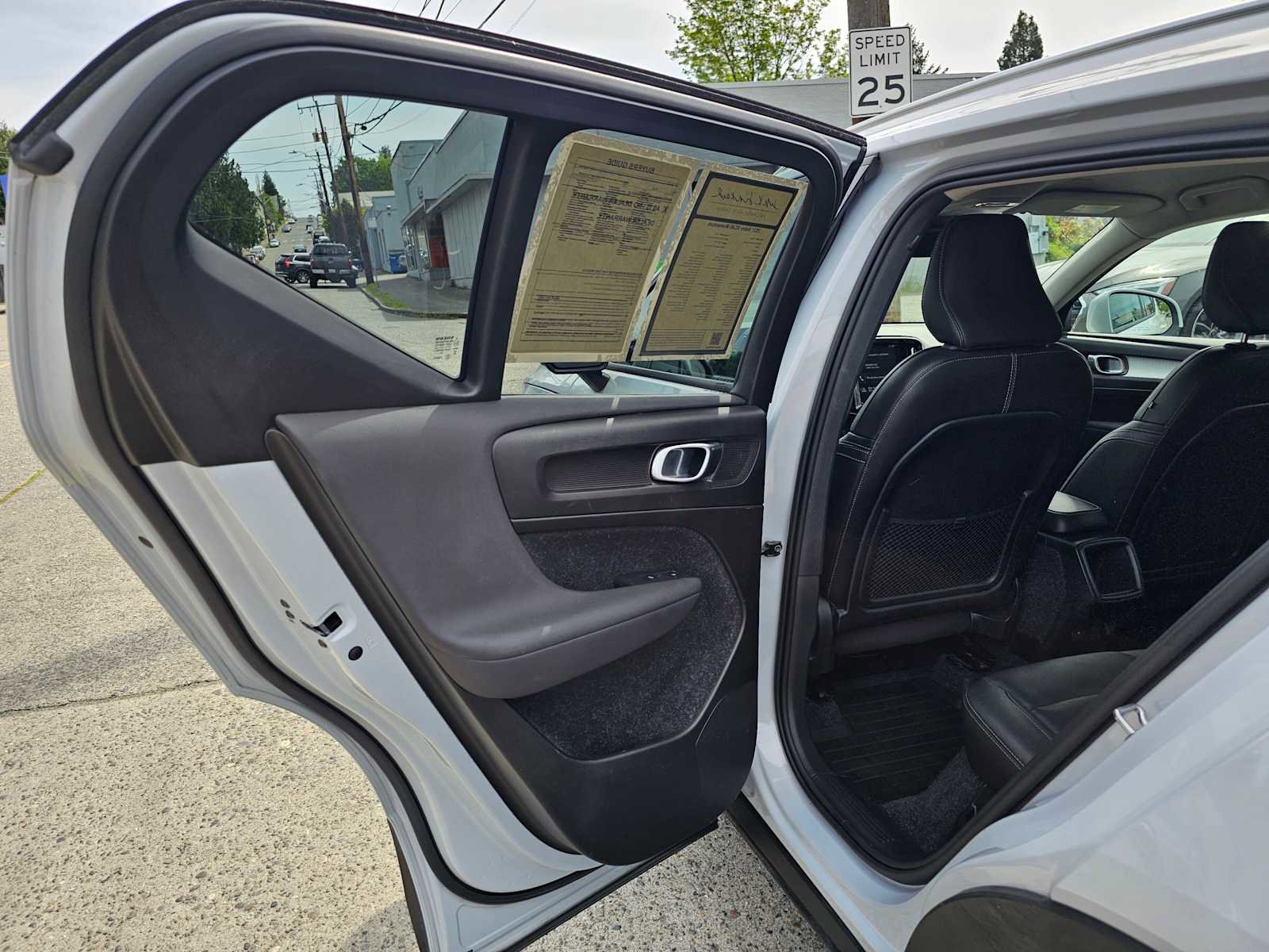 Used 2021 Volvo XC40 T5 Momentum w/ Protection Package Premier AWD/4WD image 17
