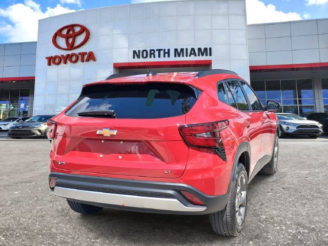 Used 2026 Chevrolet Trax LT FWD image 4