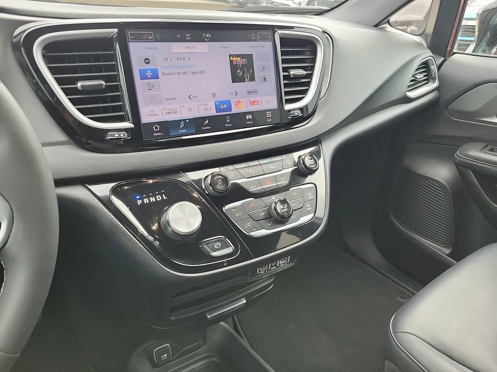 Used 2025 Chrysler Pacifica Select image 21