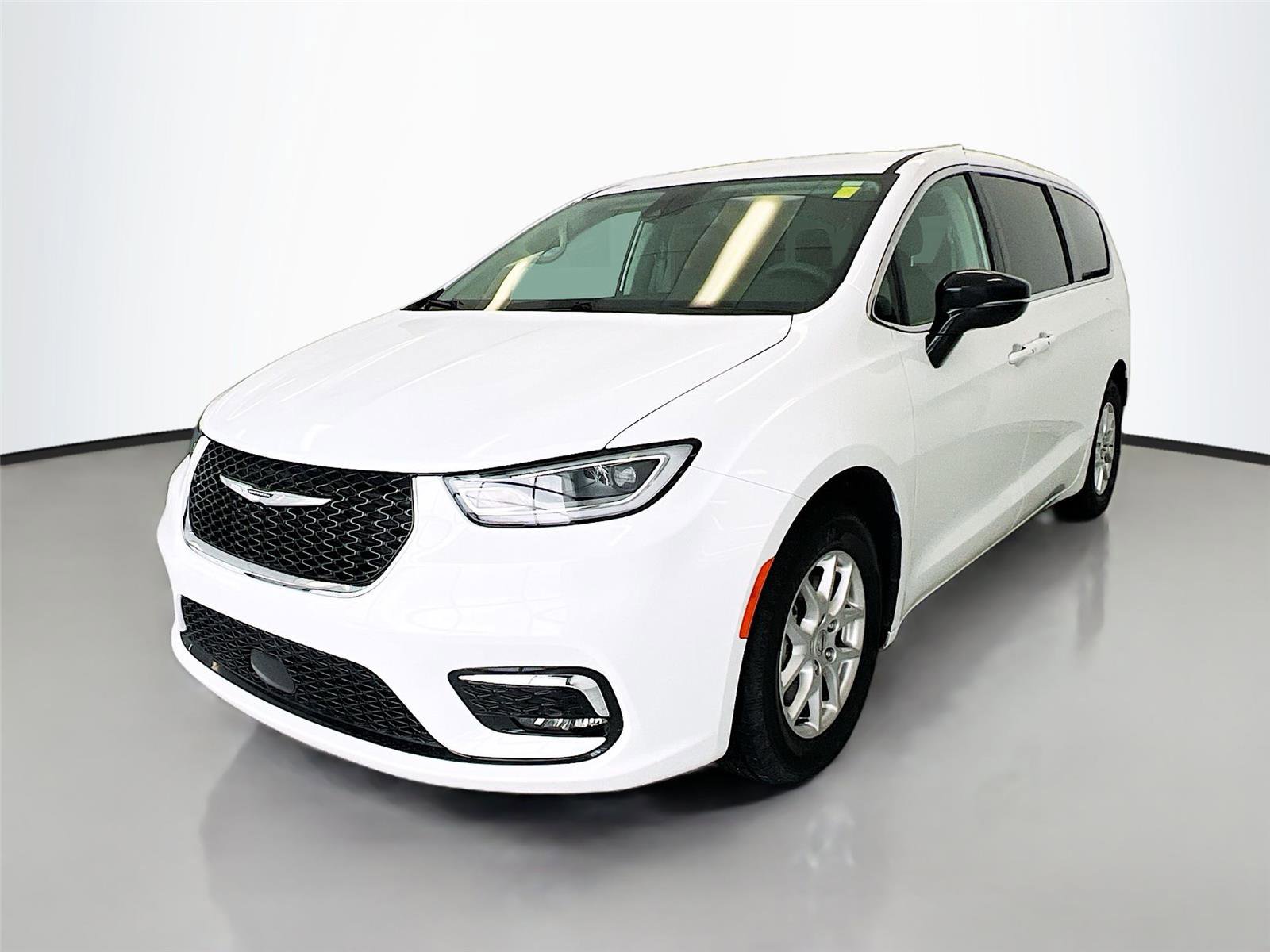 Used 2024 Chrysler Pacifica Touring-L image 3