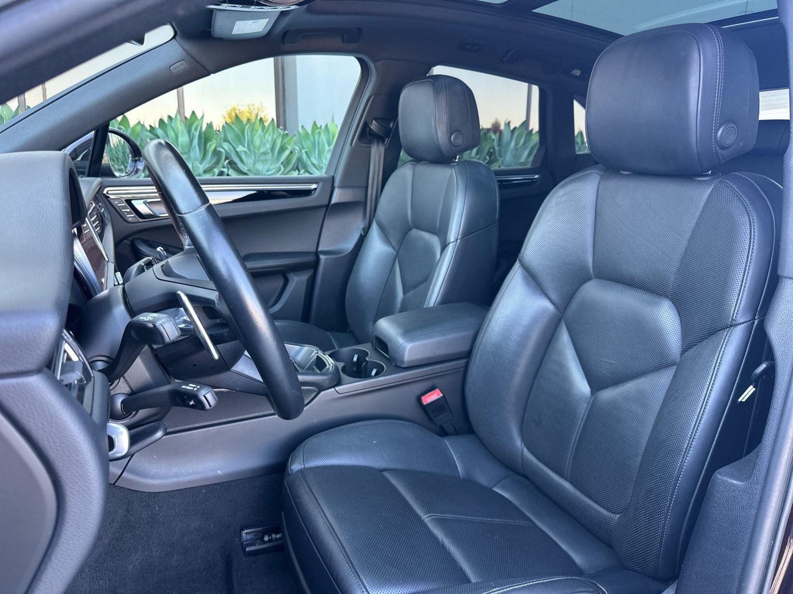 Certified 2023 Porsche Macan AWD/4WD image 6