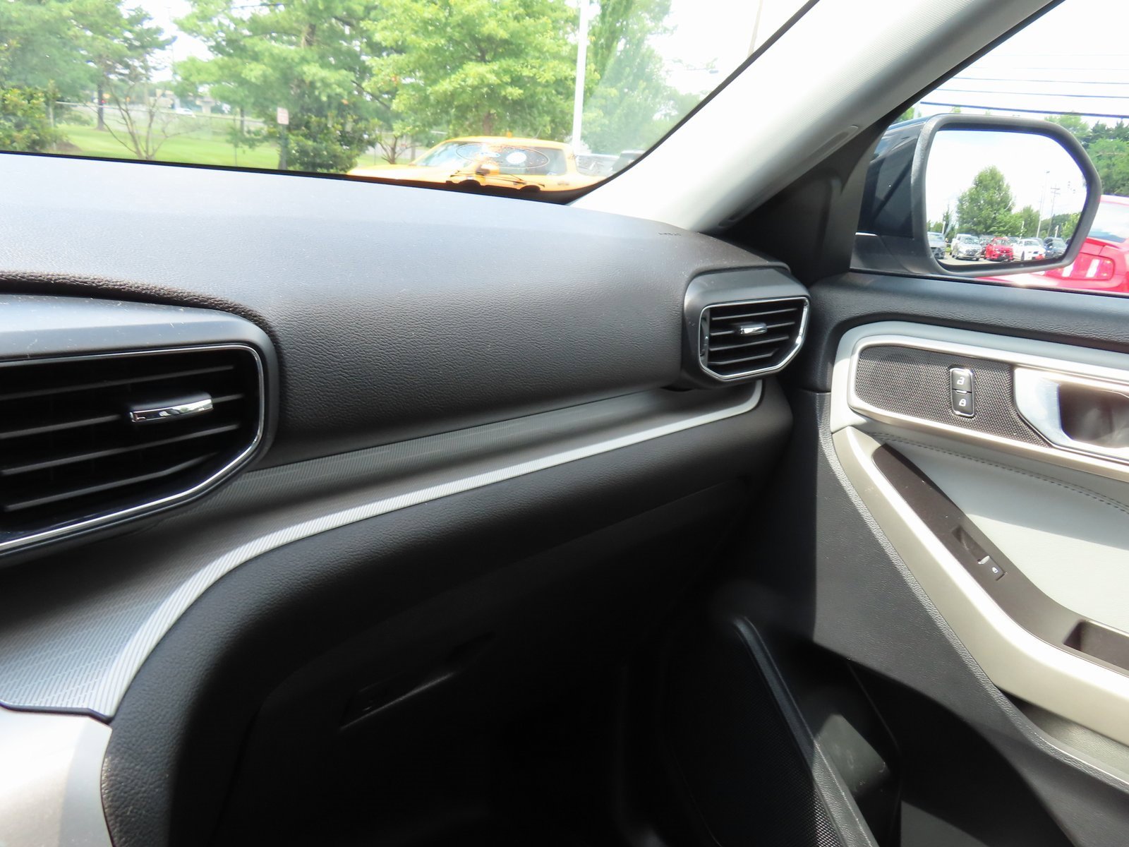 Used 2022 Ford Explorer XLT w/ Equipment Group 202A image 23