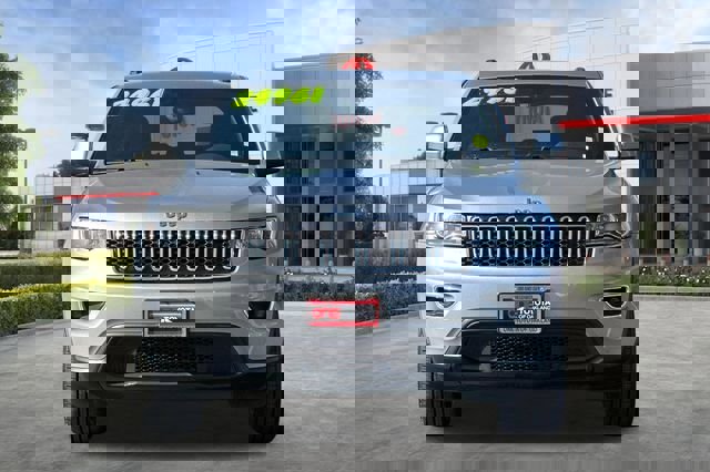 Used 2021 Jeep Grand Cherokee Laredo image 10