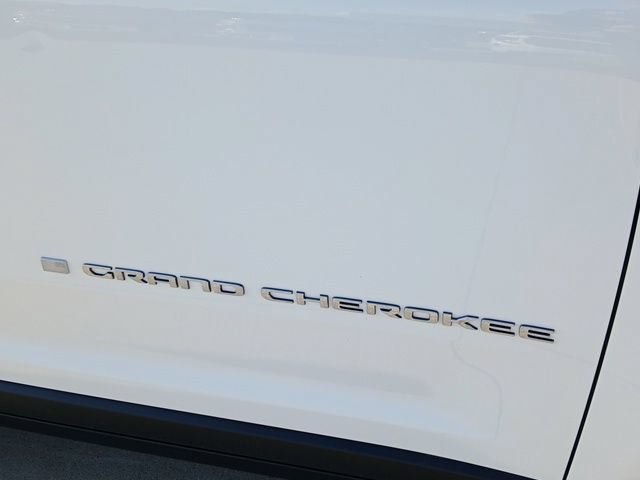 Used 2023 Jeep Grand Cherokee Limited AWD/4WD image 32