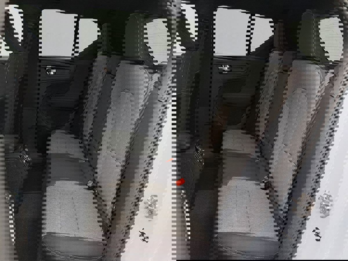 Used 2024 Volvo XC40 B5 Core image 25